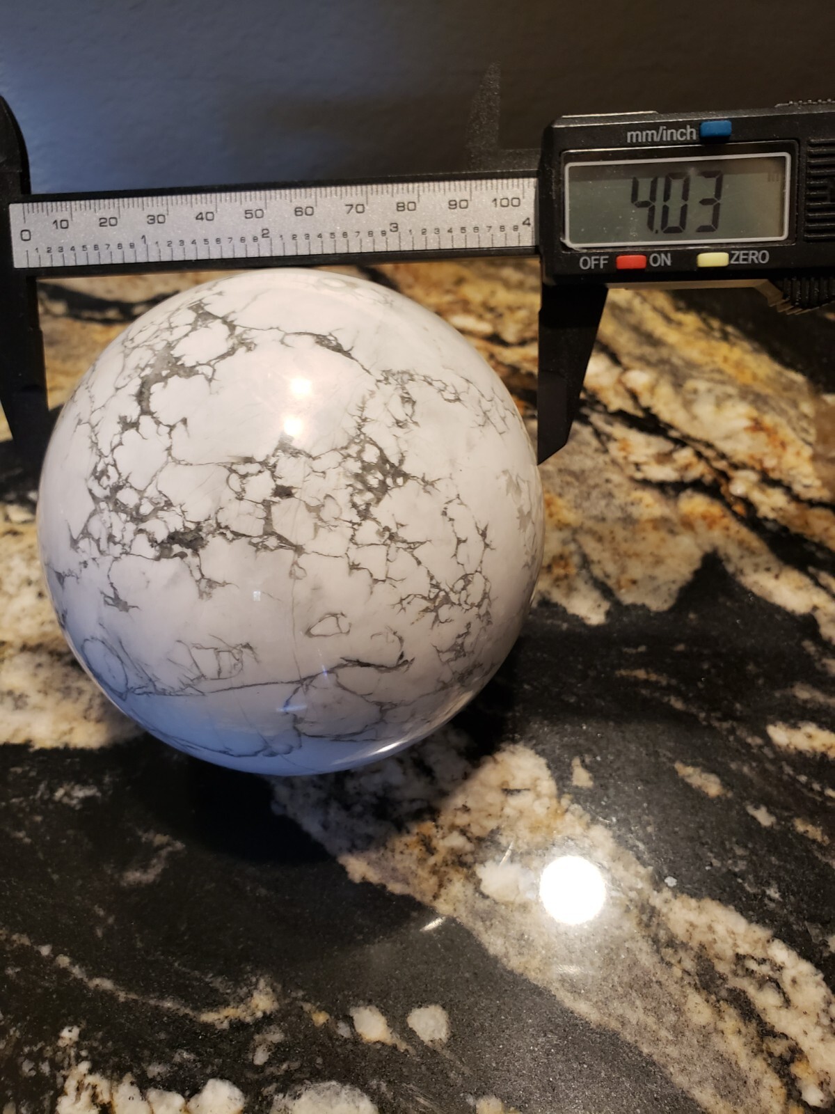 4.0″ Howlite Quartz Crystal Sphere Orb Ball Stone UV Fluorescence, 1812g