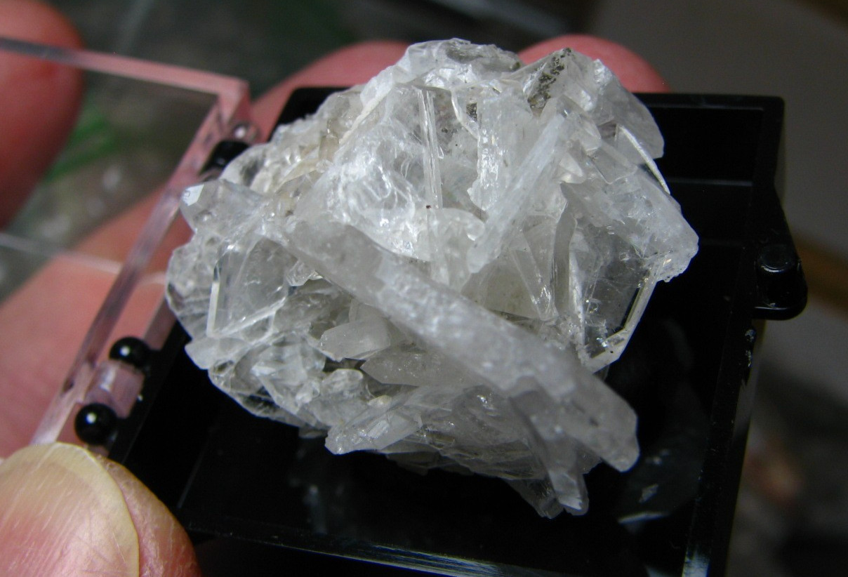 CLEAR/OPAQUE WHITE CELESTINE CRYSTALS MINIATURE IN CASE MICHIGAN USA #066