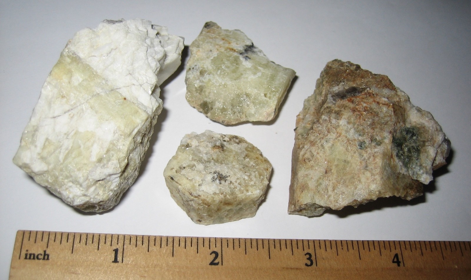 4 NATURAL 1″- 2″ HELIODOR YELLOW BERYL CRYSTALS IN MATRIX NH USA ~ 155.4grams *1