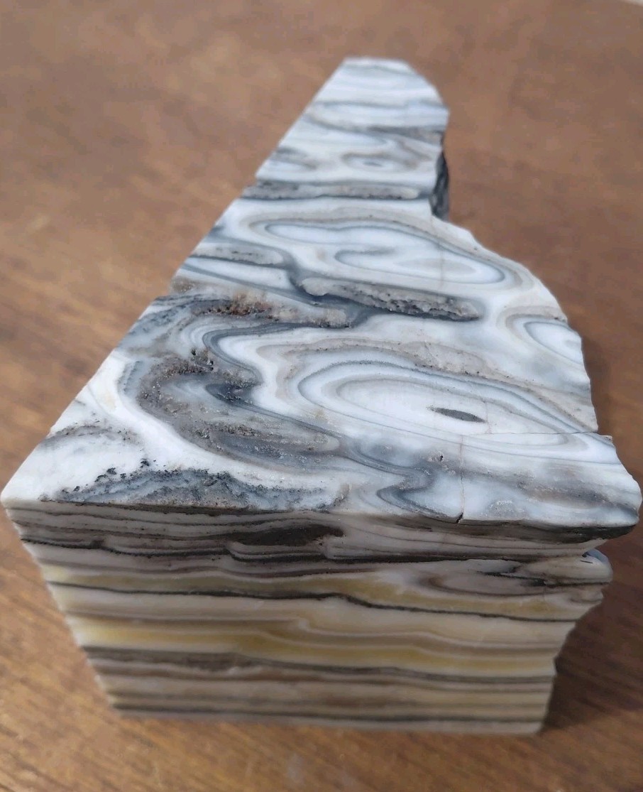 Zebra Calcite Polished Crystal Pyramid 2 3/4Lb Bands UV+ 4 3/4″× 3 1/2″ ×3 1/2