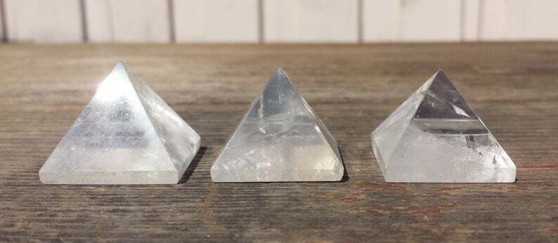 NATURAL CLEAR QUARTZ MEDIUM GEMSTONE PYRAMID 27-30mm