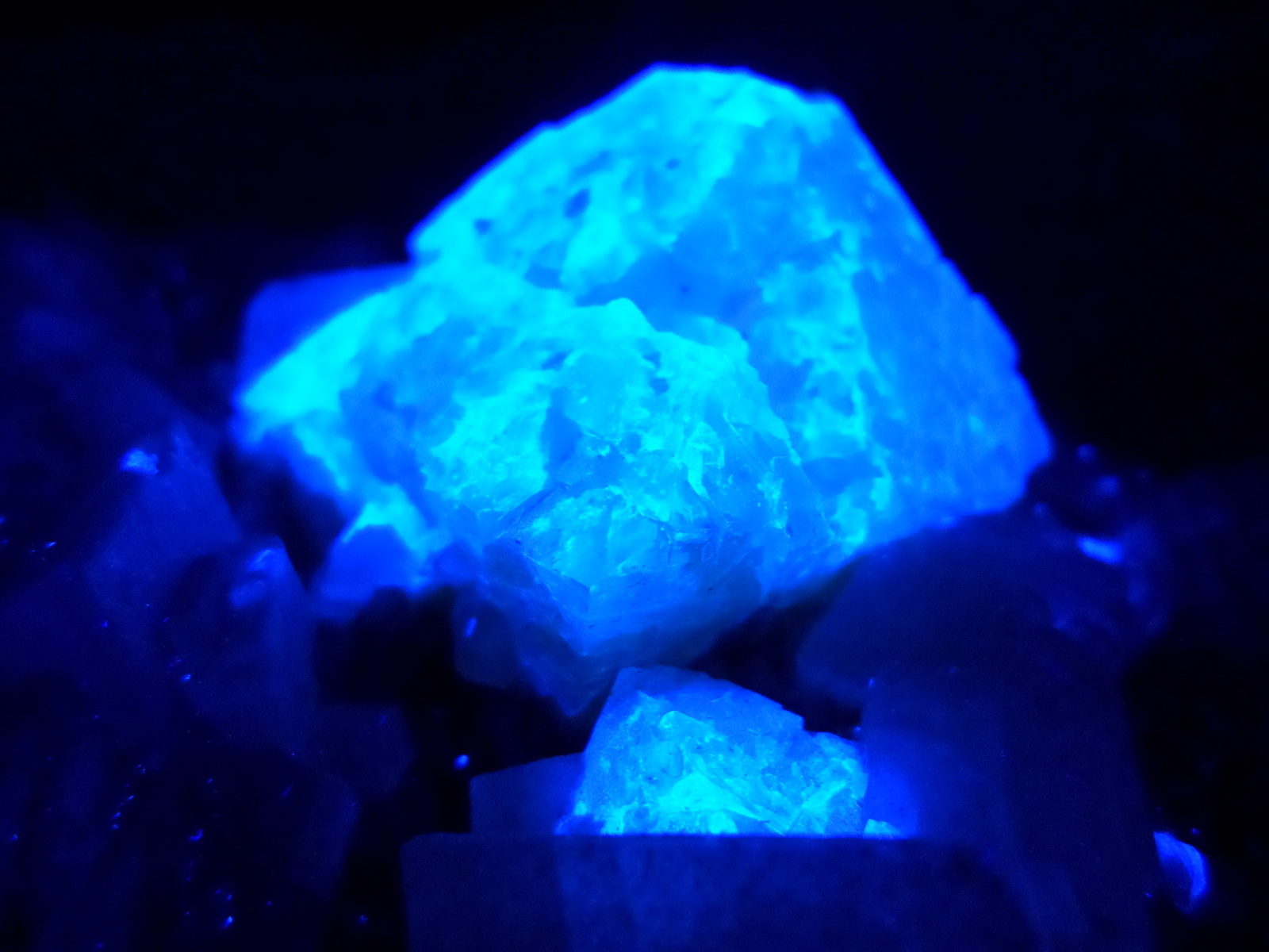 KB: SW FL BRIGHT BLUE/WHITE SCHEELITE CRYSTAL ON MATRIX FROM PINGWU, CHINA
