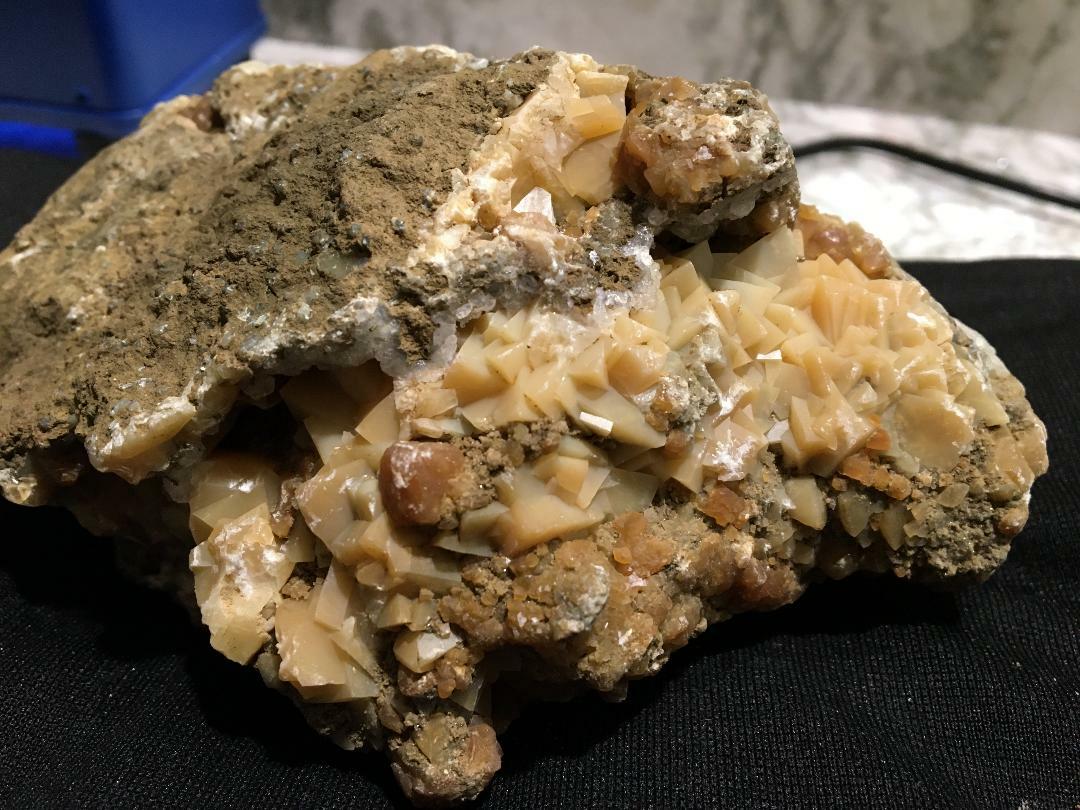 KB: BRIGHT! FL. YELLOW/WHITE & WHITE SW/LW/PHOS. CALCITE XLS. ON MATRIX, OREGON
