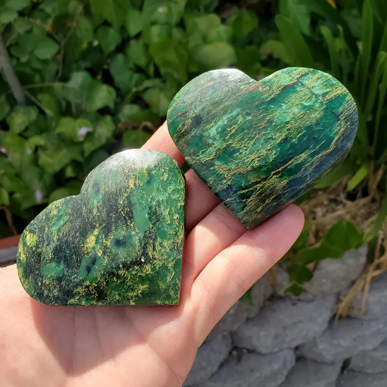 Natural Green Emerald Heart Carved Stone Crystal Minerals Gemstone Specimens