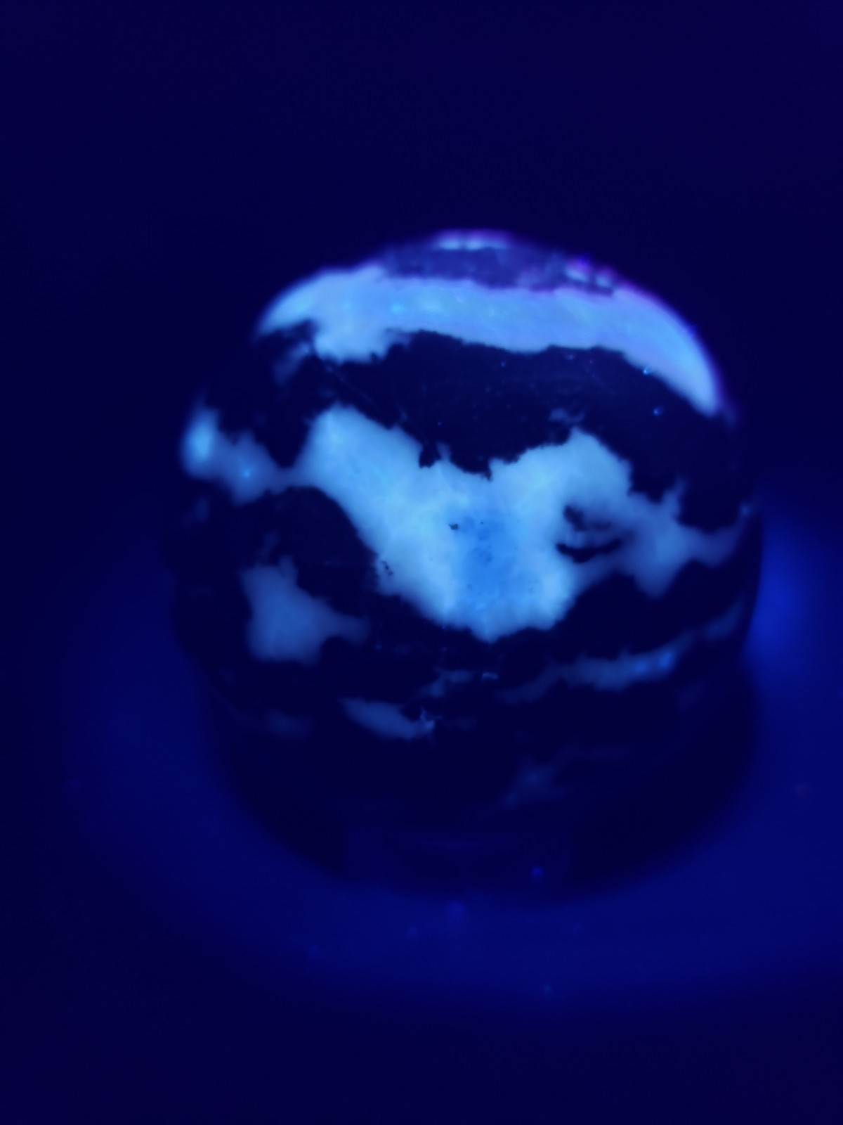 2.9″ Zebra Jasper Chalcedony Crystal Sphere Orb Ball Phosphorescent UV, 594g