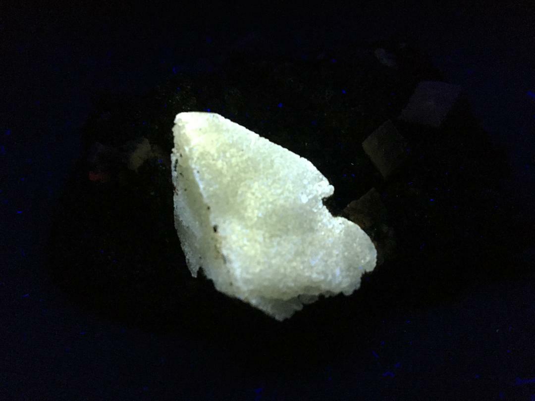 KB: SW FL BRIGHT WHITE & YELLOW/WHITE XL SCHEELITE FROM INNER MONGOLIA, CHINA