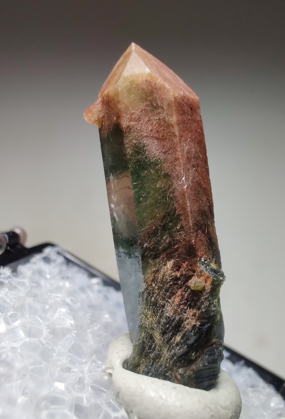 Epidote included Quartz crystal. Balochistan, Pakistan. 3 cm.