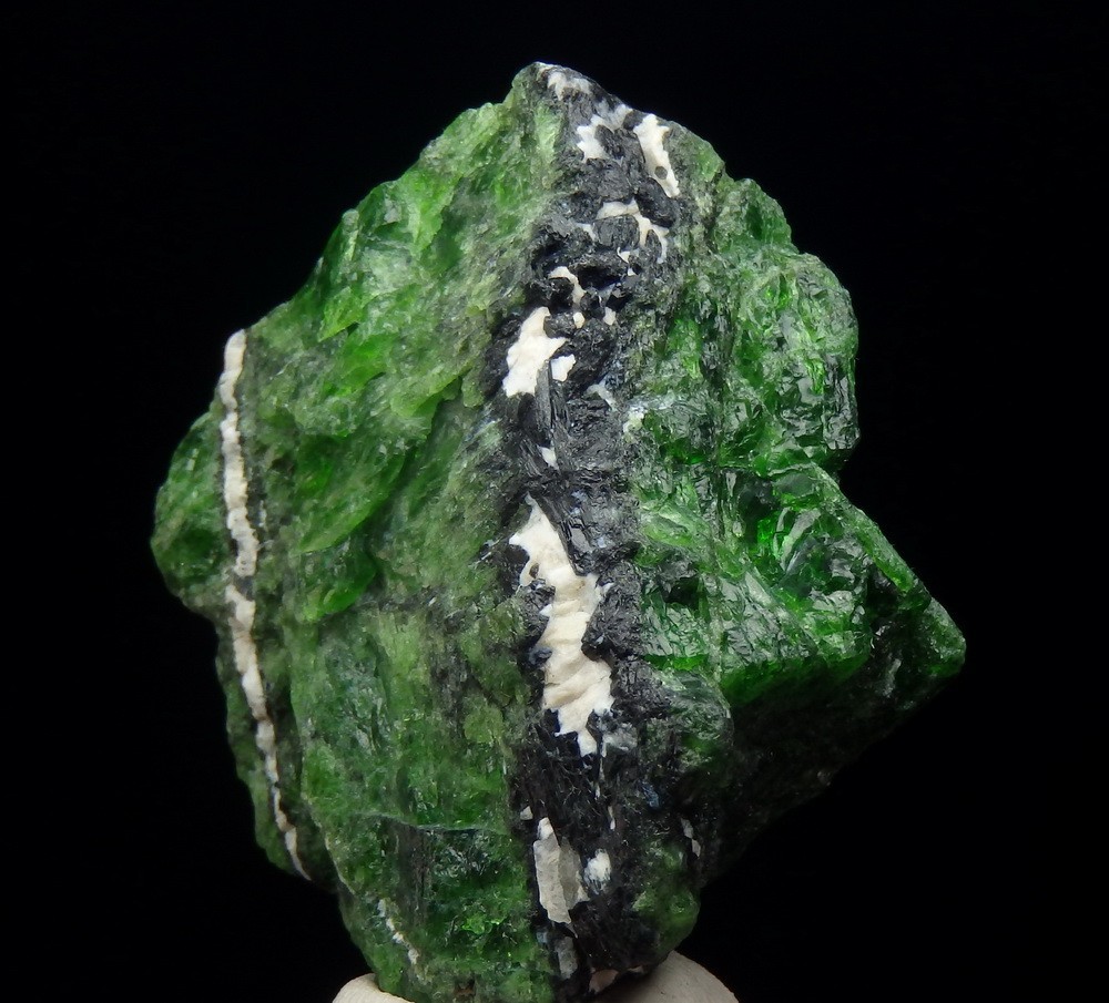CHROMIAN DIOPSIDE & MAGNESIO-ARFVEDSONITE — RUSSIA – Siberia – Inagli /pm688