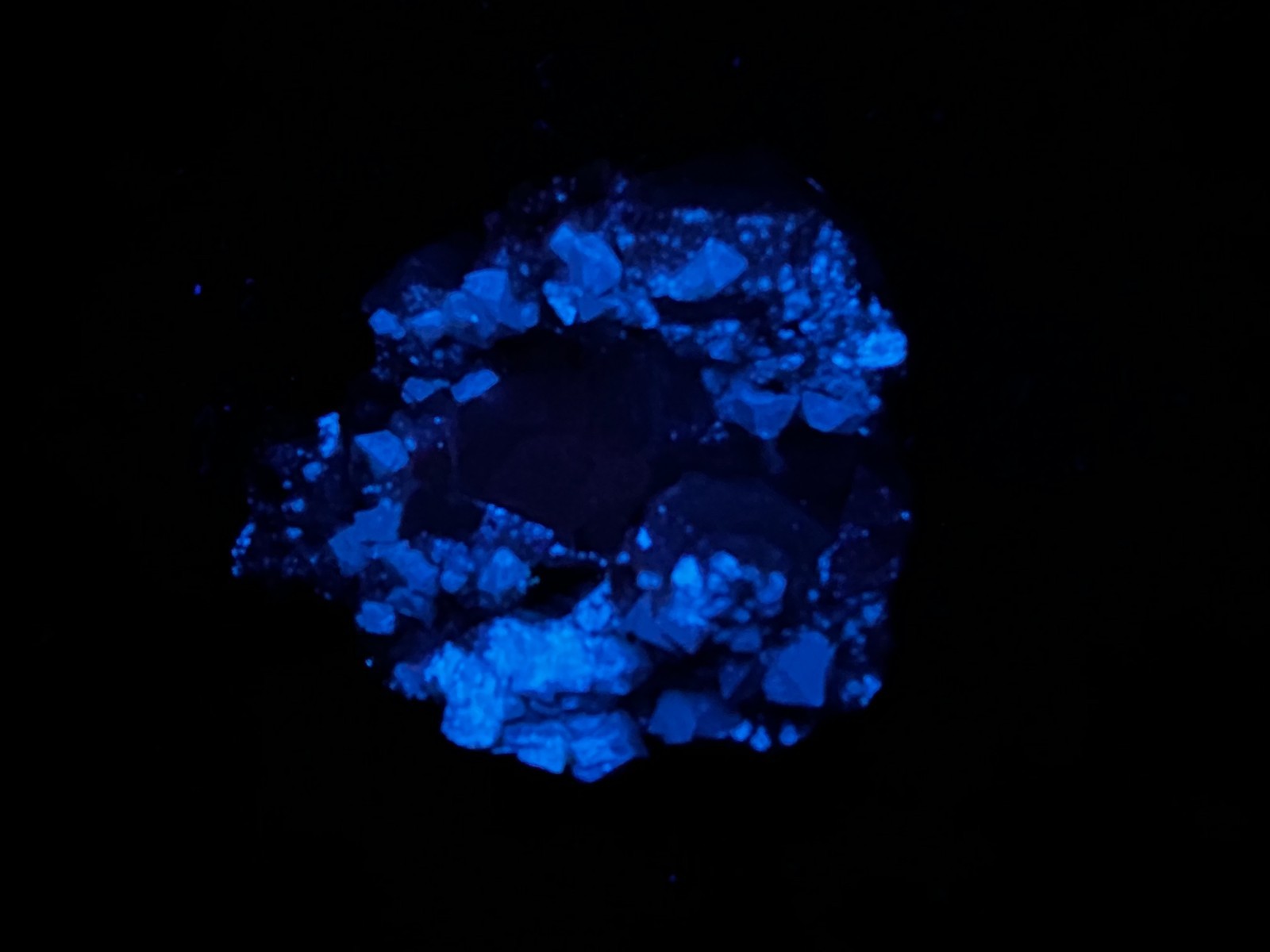 KB: SW FL BRIGHT BLUE/WHITE XLS OF SCHEELITE ON MATRIX, HUNAN PROVINCE, CHINA