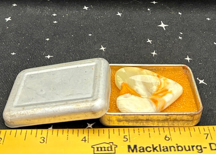 VTG Polished Stone/Crystal Heart Mixture Of White,Brown & Green 1.75″ Metal Tin