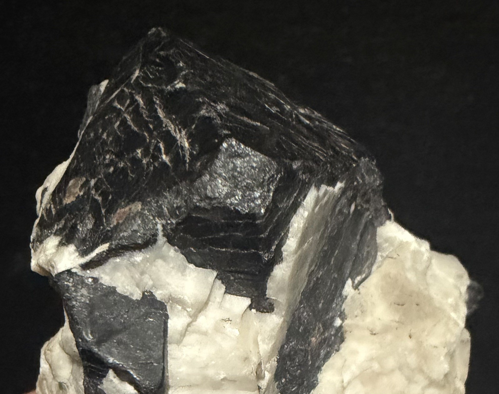 Franklinite crystal in Fluorescent Red Calcite with Willemite From Franklin,Nj