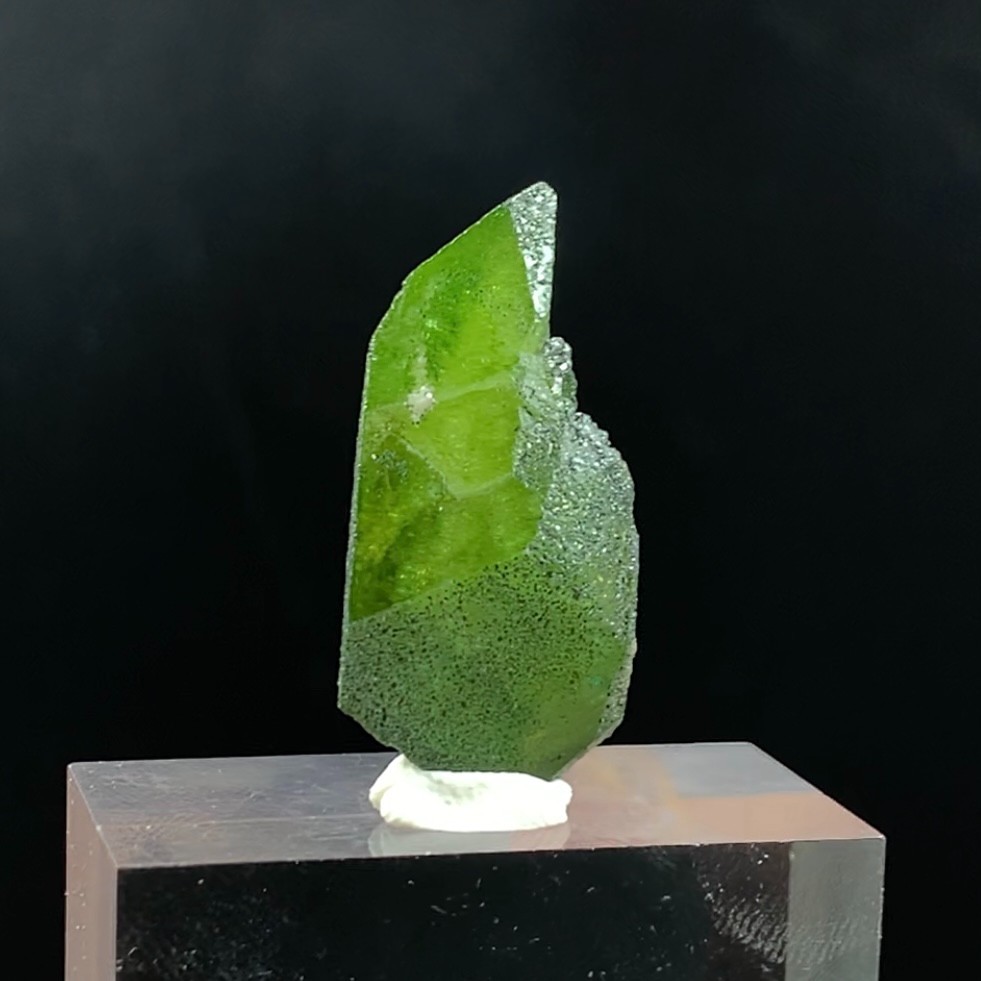 Natural Green Sphene Crystal 32 CT Natural Titanite Crystal From Pakistan