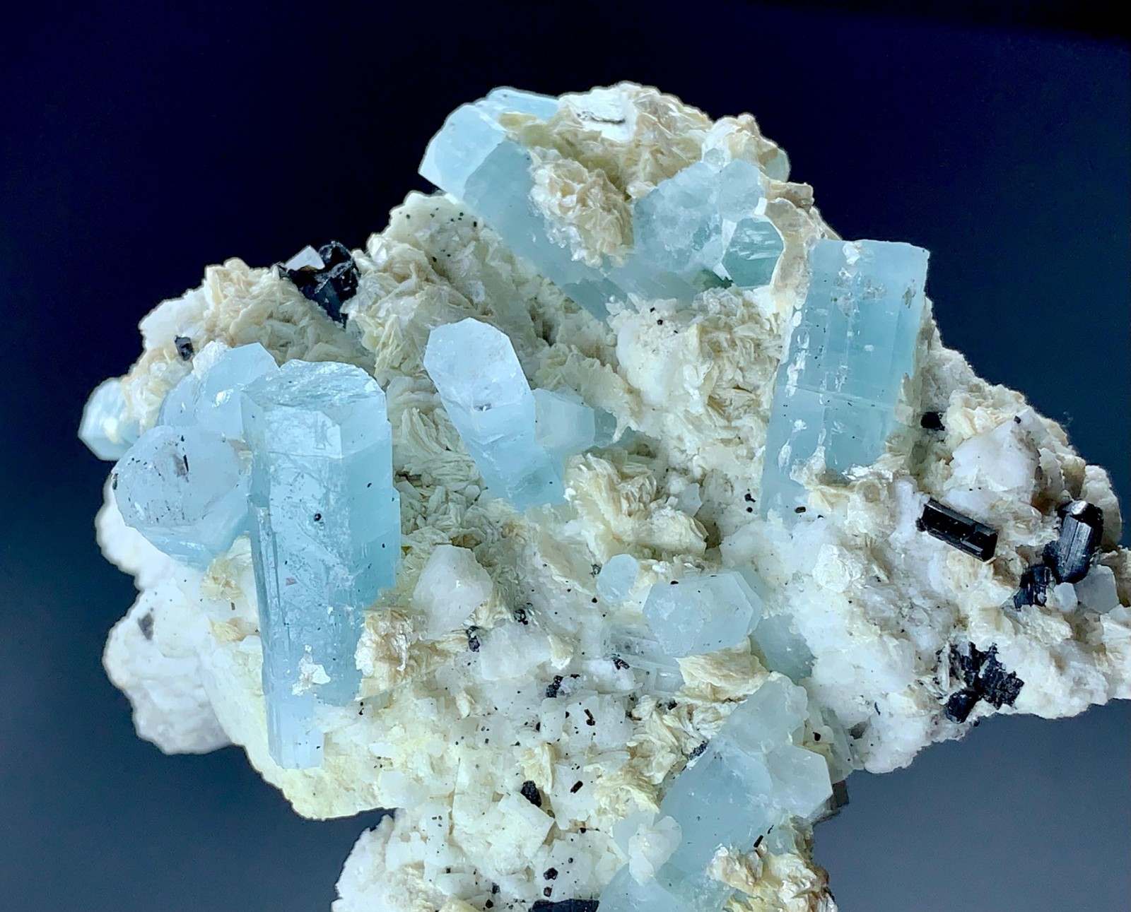 737Carat Top Quality Aquamarine Crystal Specimen From Skardu Pakistan.Rare Color
