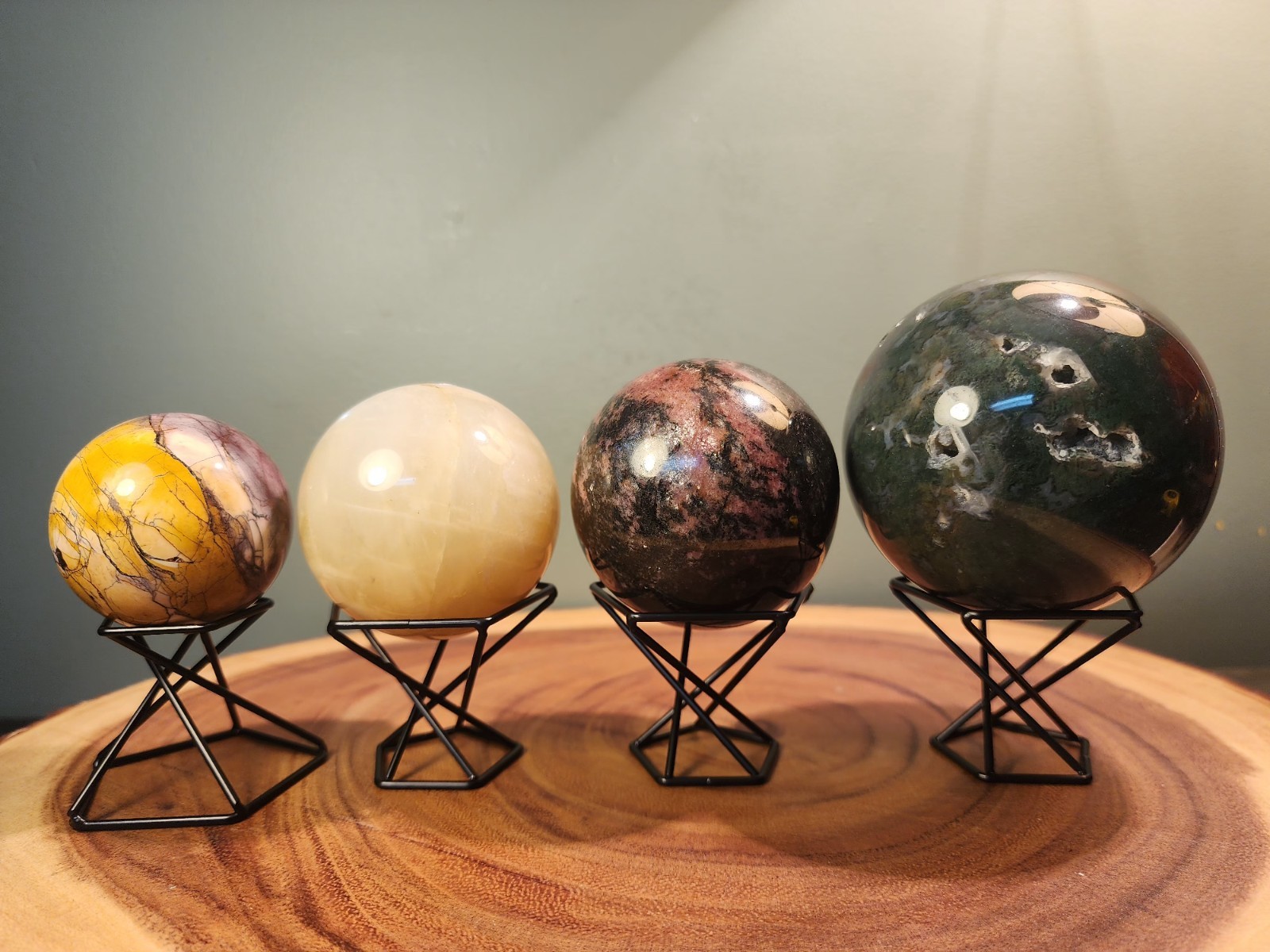 Black Geometric Sphere Holder (1 PC)