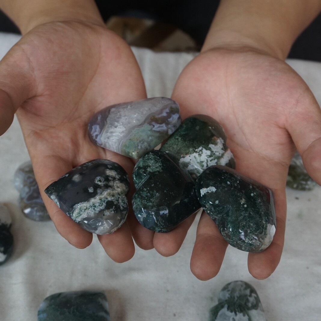 2.2LB 12Pcs Natural Moss Agate Carnelian Quartz Crystal Heart Palm Stone Healing
