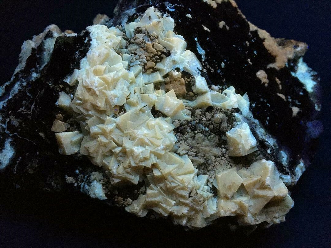 KB: BRIGHT! FL. YELLOW/WHITE & WHITE SW/LW/PHOS. CALCITE XLS. ON MATRIX, OREGON