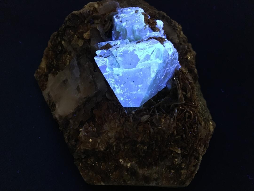 KB: SW FL BRIGHT BLUE/WHITE XL OF SCHEELITE ON MATRIX PINGWU MINE, SICHUAN CHINA