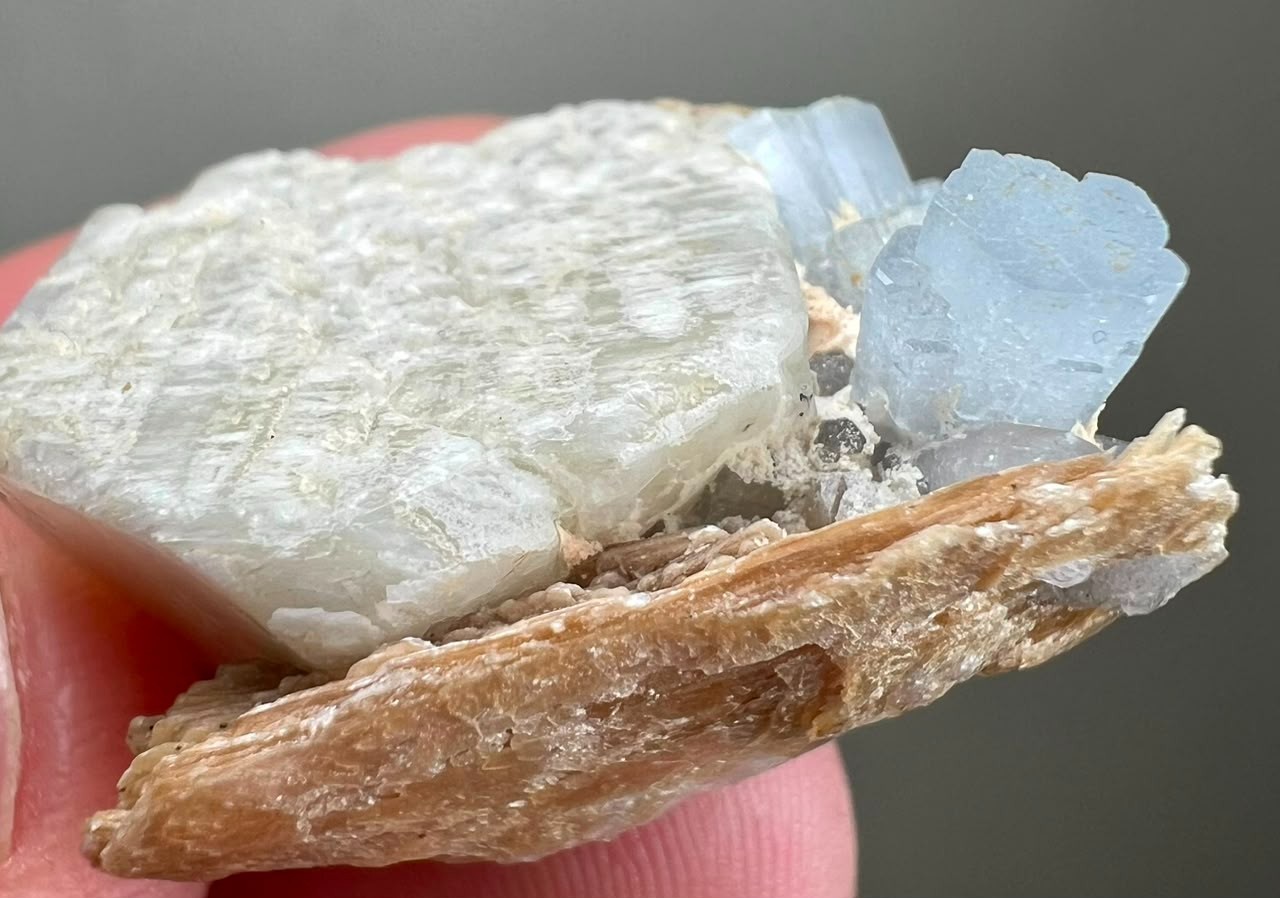 52CT, Top Quality! Natural Sky Blue Aquamarine Crystals with mica on matrix ,PAK