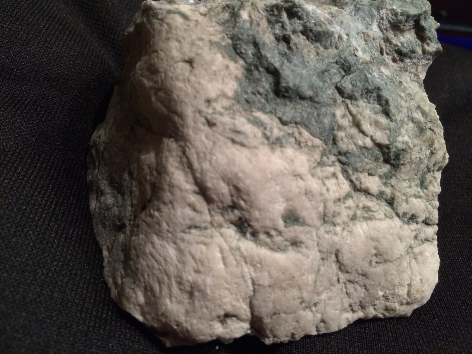 KB: DEC 2016 FANTASTIC ORE SPECIMEN SW FL. BLUE/WH SCHEELITE ANDREW MINE, CA