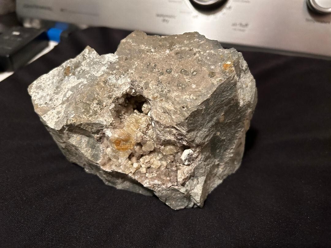 KB: BRIGHT! FL. YELLOW/WHITE SW/LW WELOGANITE XLS. FROM FRANCON QUARRY, CANADA