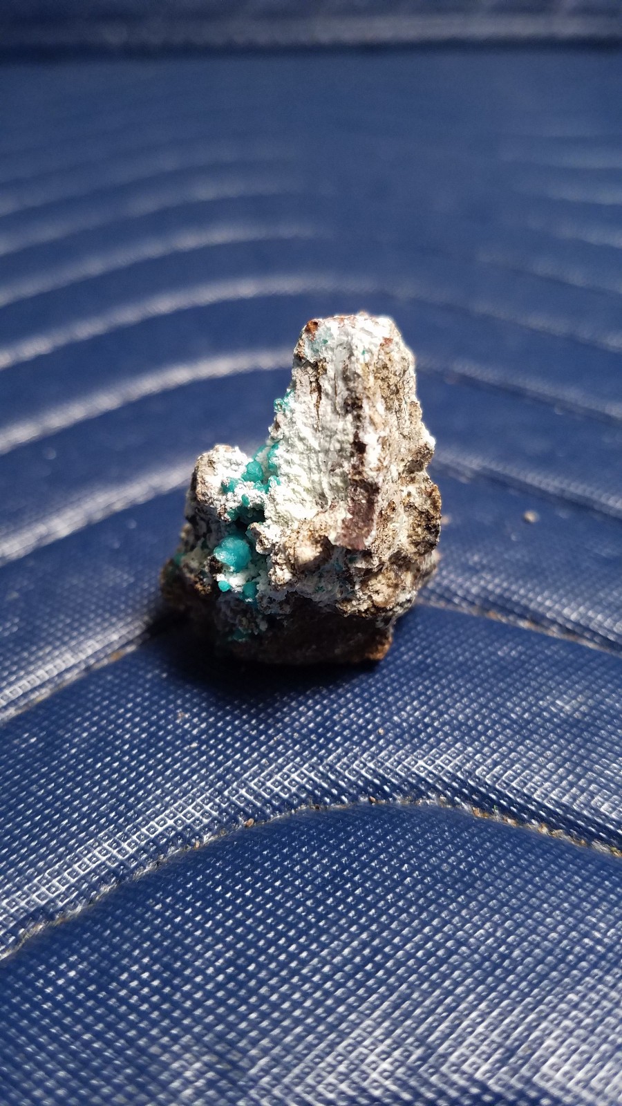 SiG: Blue-Green Greenish-Blue Alumino Adamite Clusters on Matrix from Greece