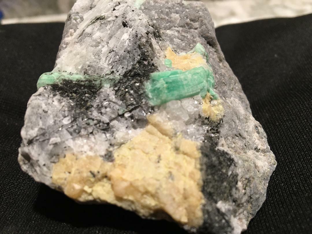 KB: SW FL BRIGHT BLUE/WHITE SCHEELITE W/ EMERALD FROM YUNNAN PROVINCE, CHINA