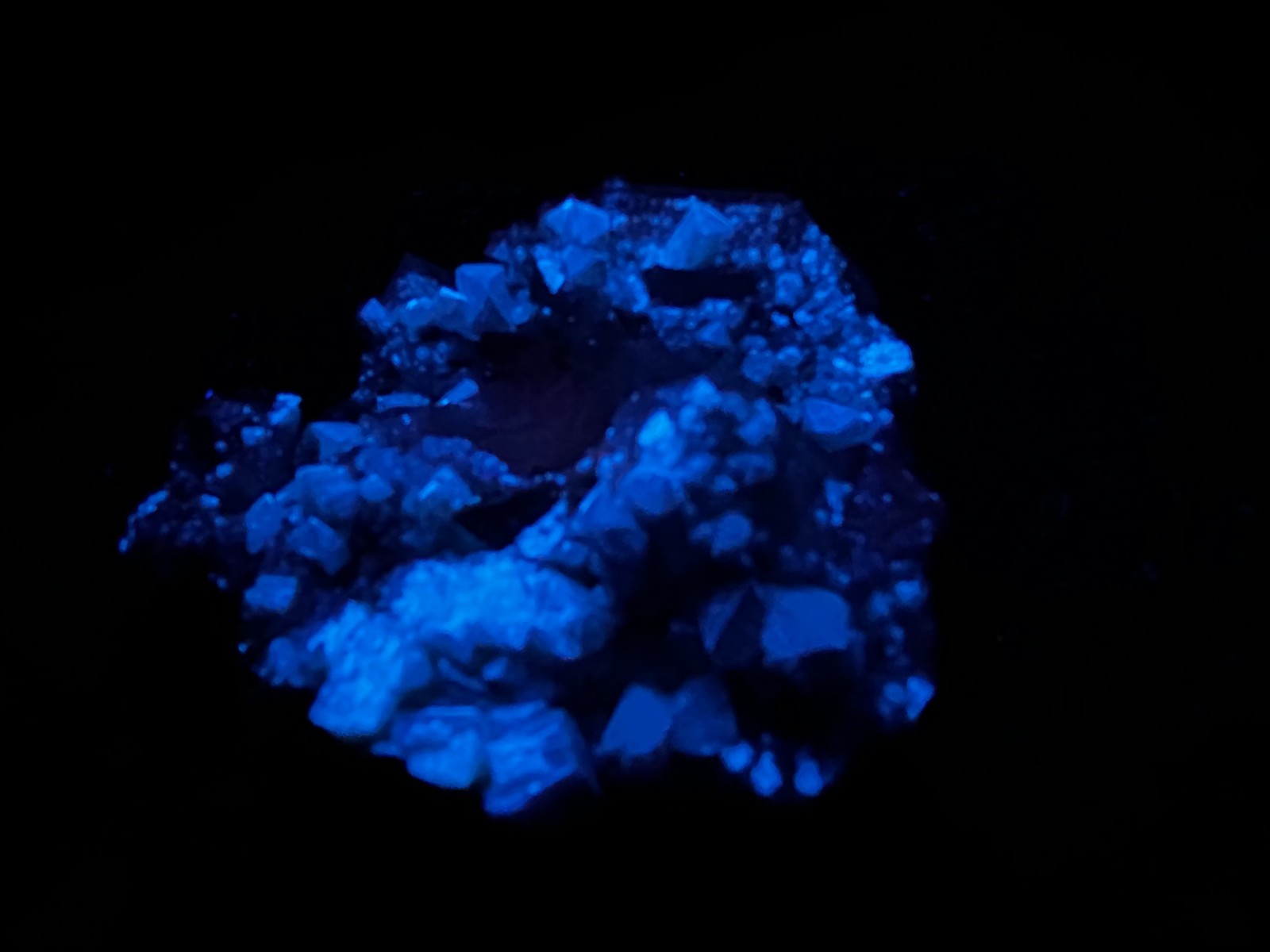 KB: SW FL BRIGHT BLUE/WHITE XLS OF SCHEELITE ON MATRIX, HUNAN PROVINCE, CHINA