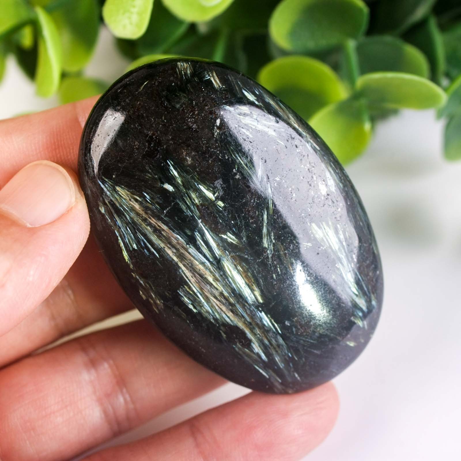 62g 58mm Rare Arfvedsonite Palm Stone Natural Firework Flash Crystal Worry Stone