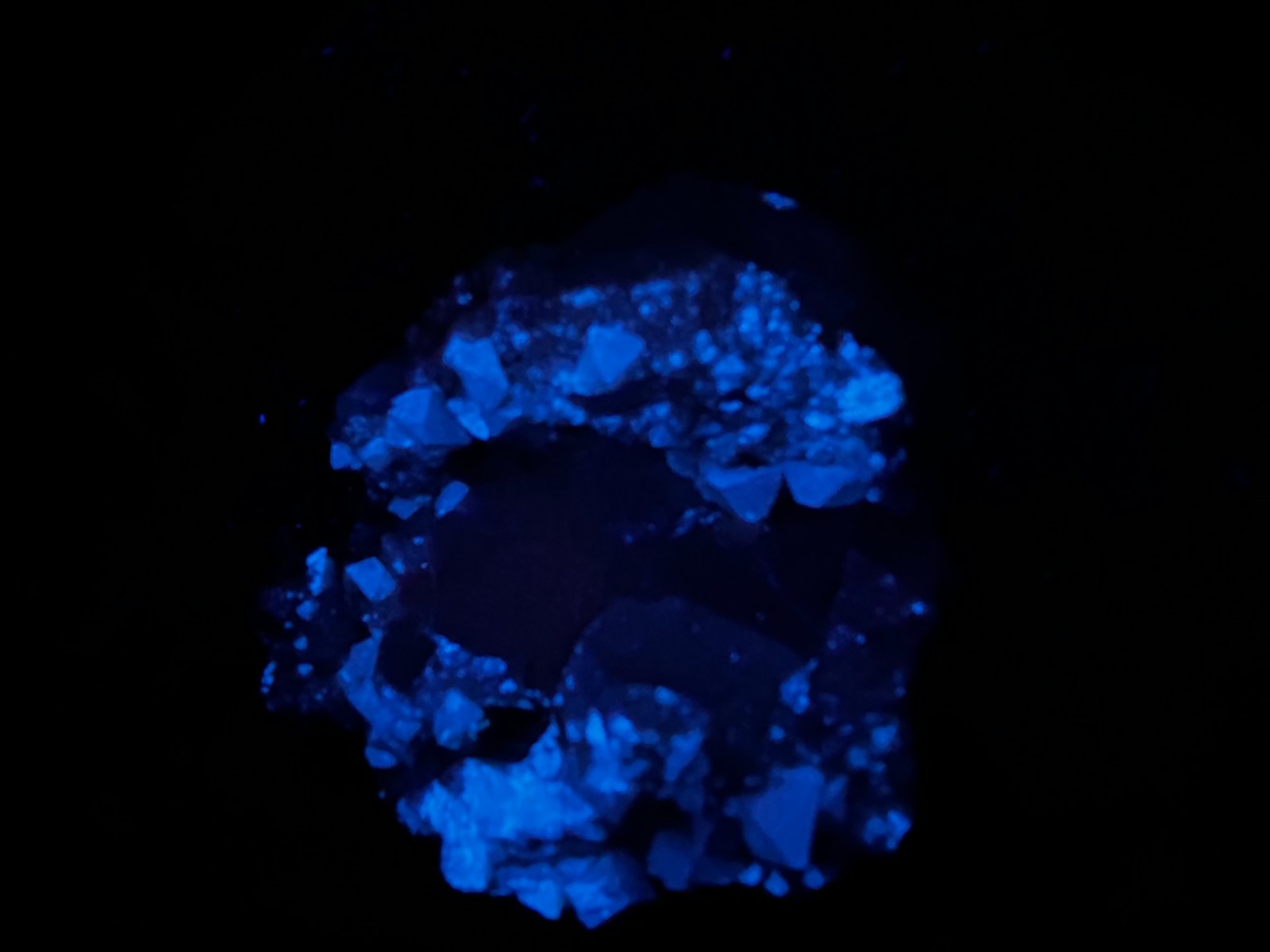 KB: SW FL BRIGHT BLUE/WHITE XLS OF SCHEELITE ON MATRIX, HUNAN PROVINCE, CHINA