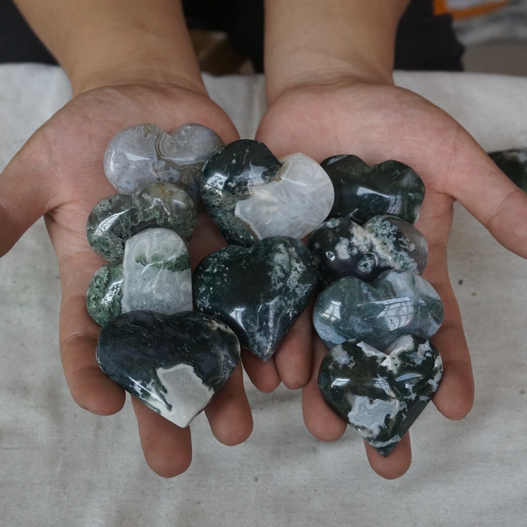 2.2LB 12Pcs Natural Moss Agate Carnelian Quartz Crystal Heart Palm Stone Healing