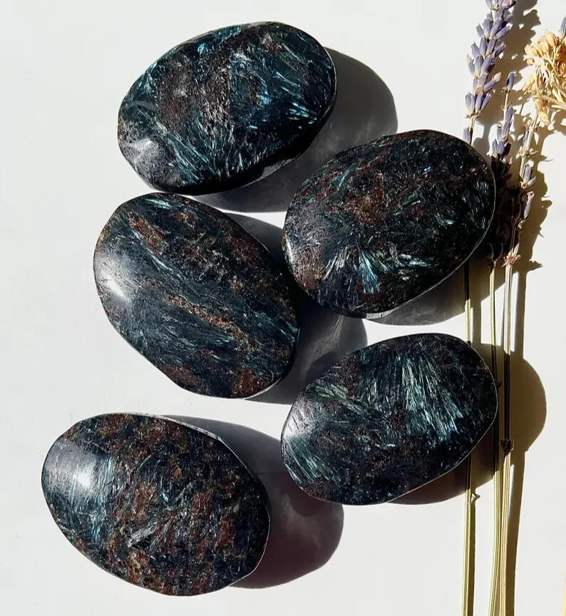 Natural Arfvedsonite Palm Stone Polished Fireworks Reiki Mineral Home Decoration