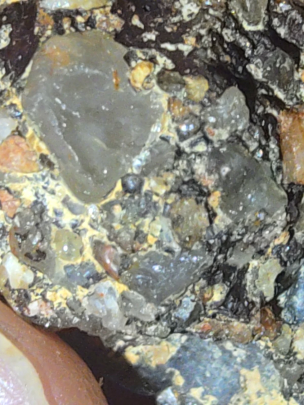 Bearing diamond rock that’s 1 1/2 tall by 1 1/4 inches in whith.