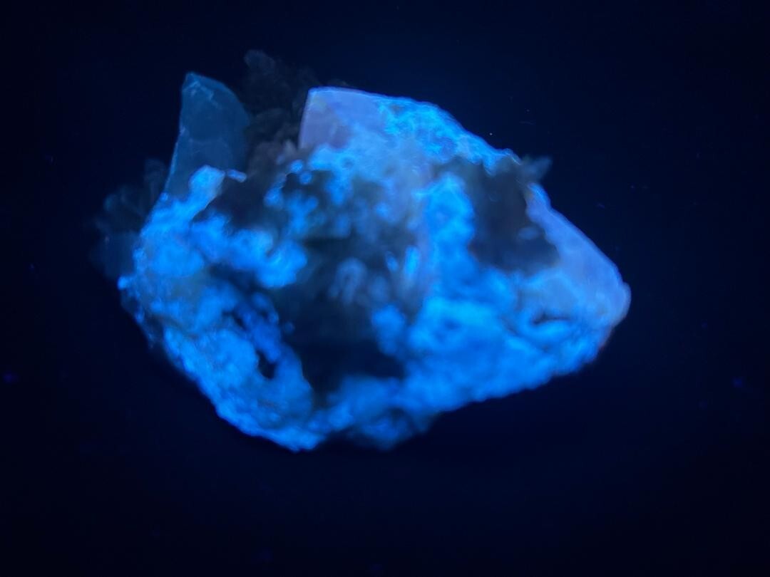 KB: GREAT! SW FL BRIGHT BLUE/WHITE, LW ORANGE SCHEELITE, SICHUAN PROVINCE, CHINA