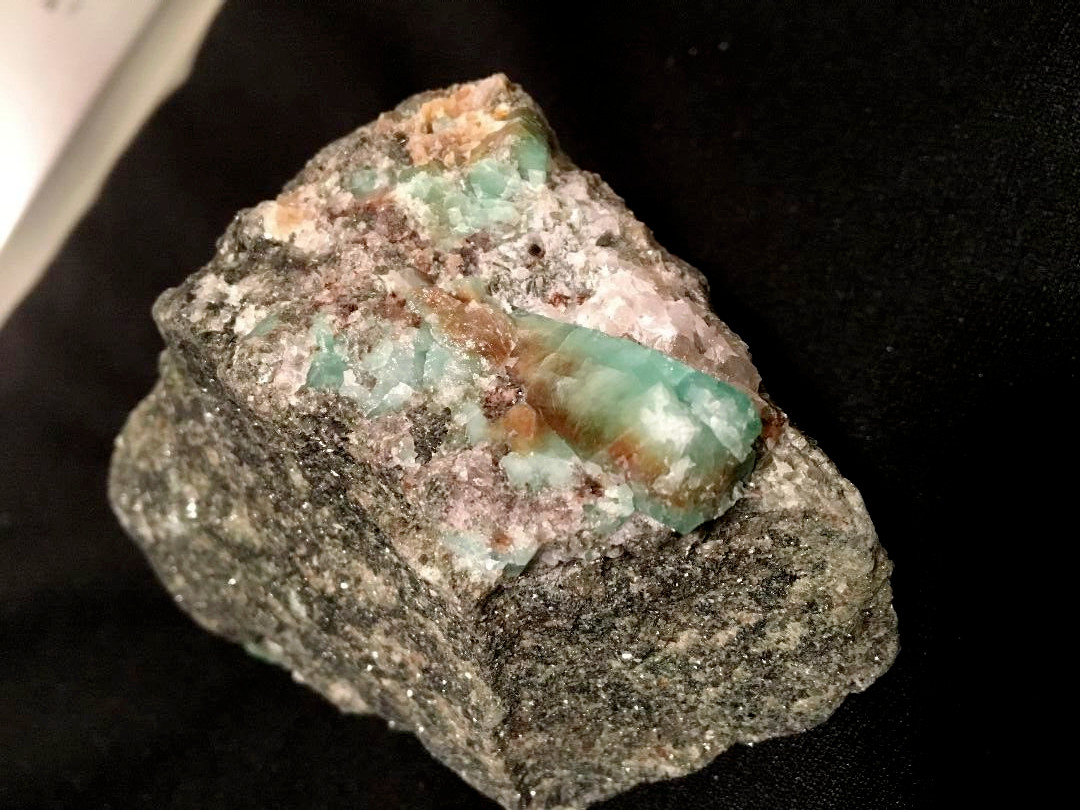 KB: SW FL BRIGHT BLUE/WHITE SCHEELITE W/ EMERALD XL FROM YUNNAN PROVINCE, CHINA