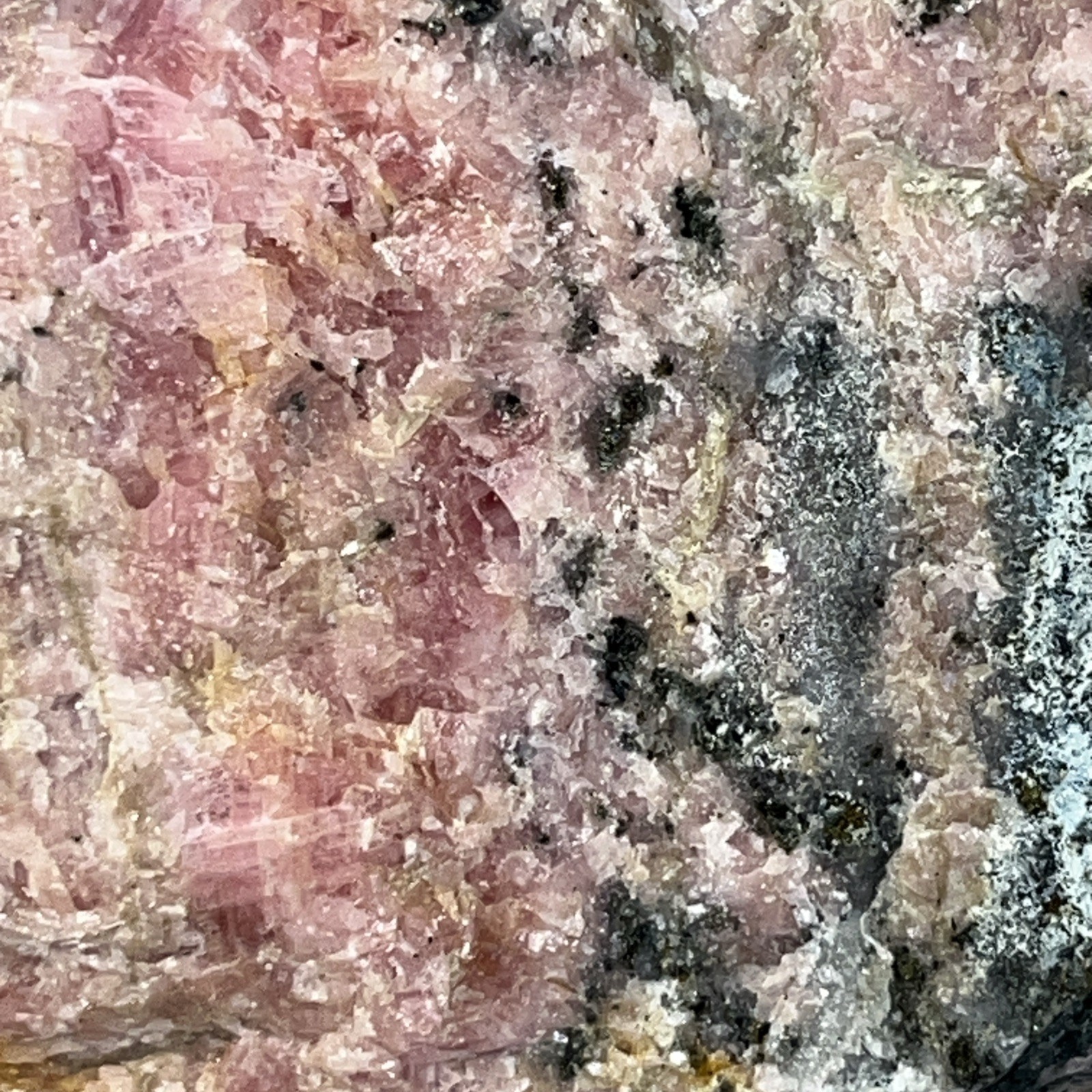 Rhodonite w/Franklinite 940g Franklin NJ 120x90x85mm Rose Pink Gemstone Specimen