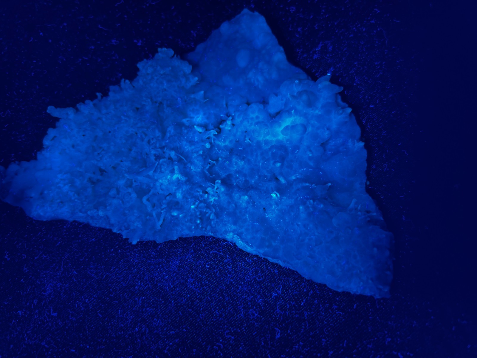 KB: BRIGHT! FL. BLUE/WHITE & YELLOW/WH SW & LW ARAGONITE (FLOS FERRI), AUSTRIA