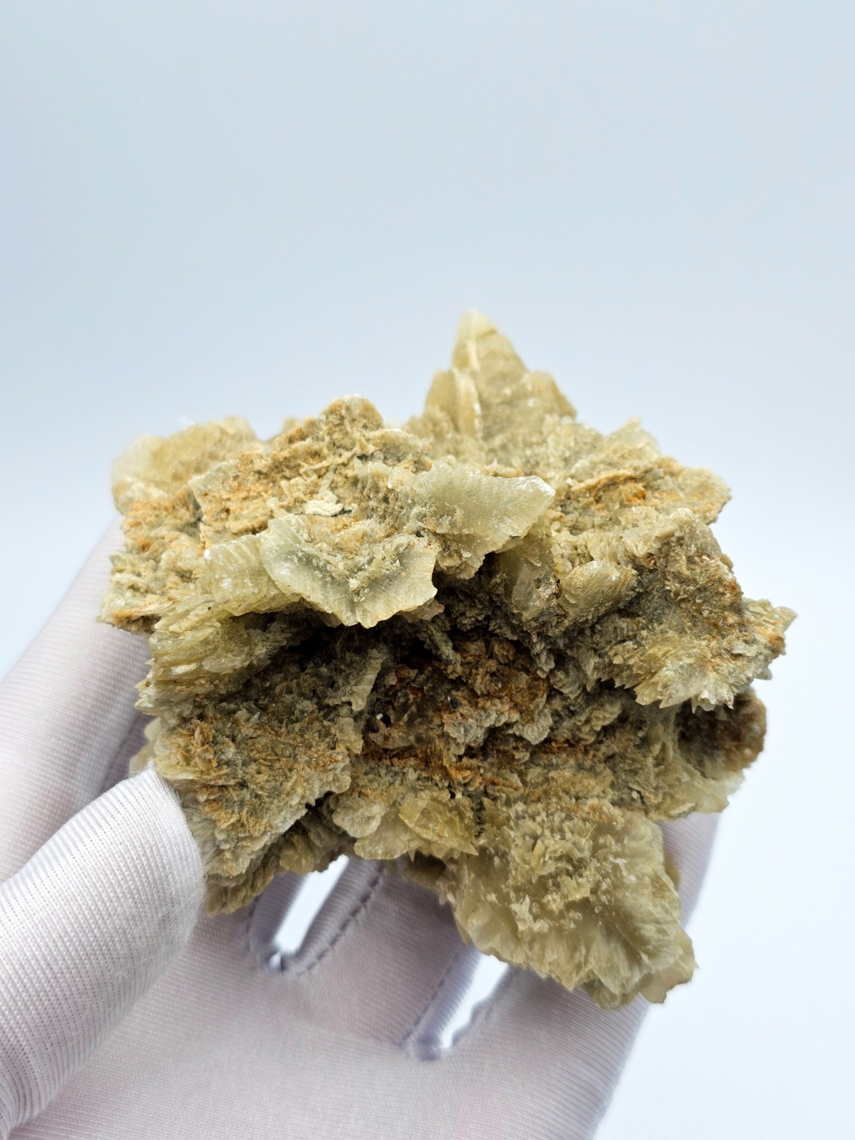 Gypsum crystal, Desert Rose 208 g – a unique Ukrainian sample with fluorescent