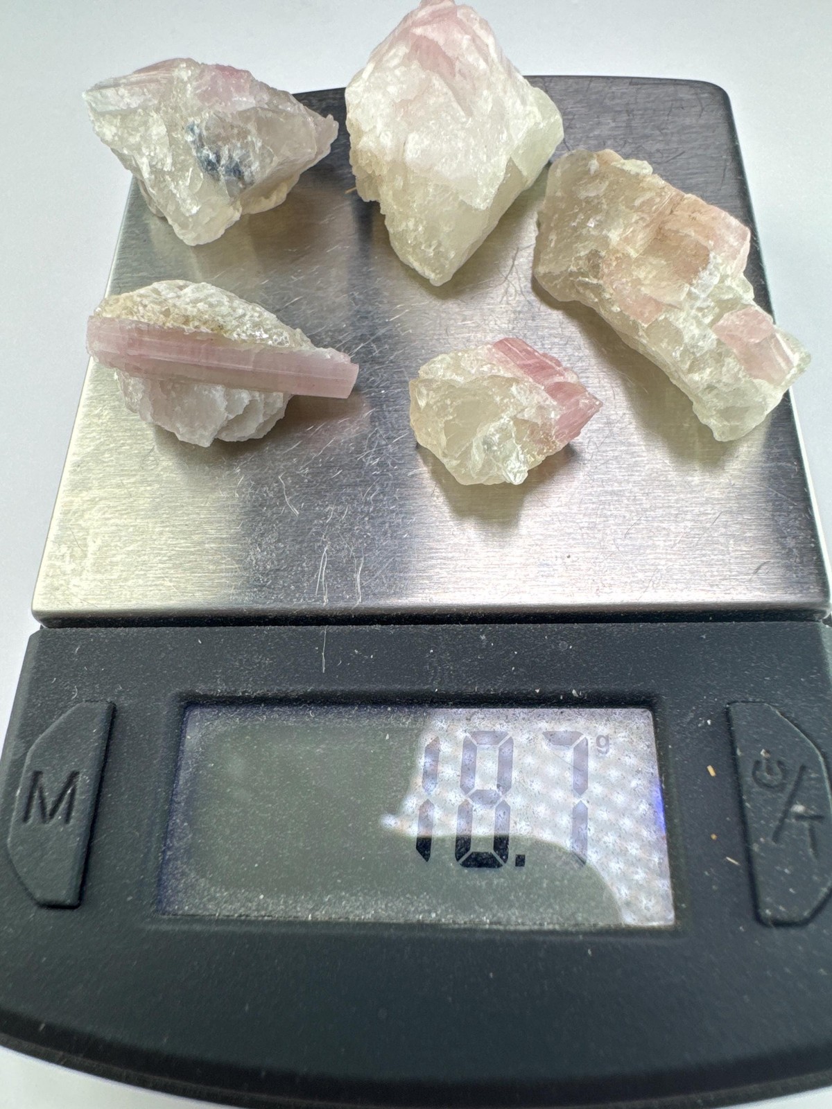 Pink tourmaline on quartz, Smokey Quartz and mica – 5 pieces – 18.7g