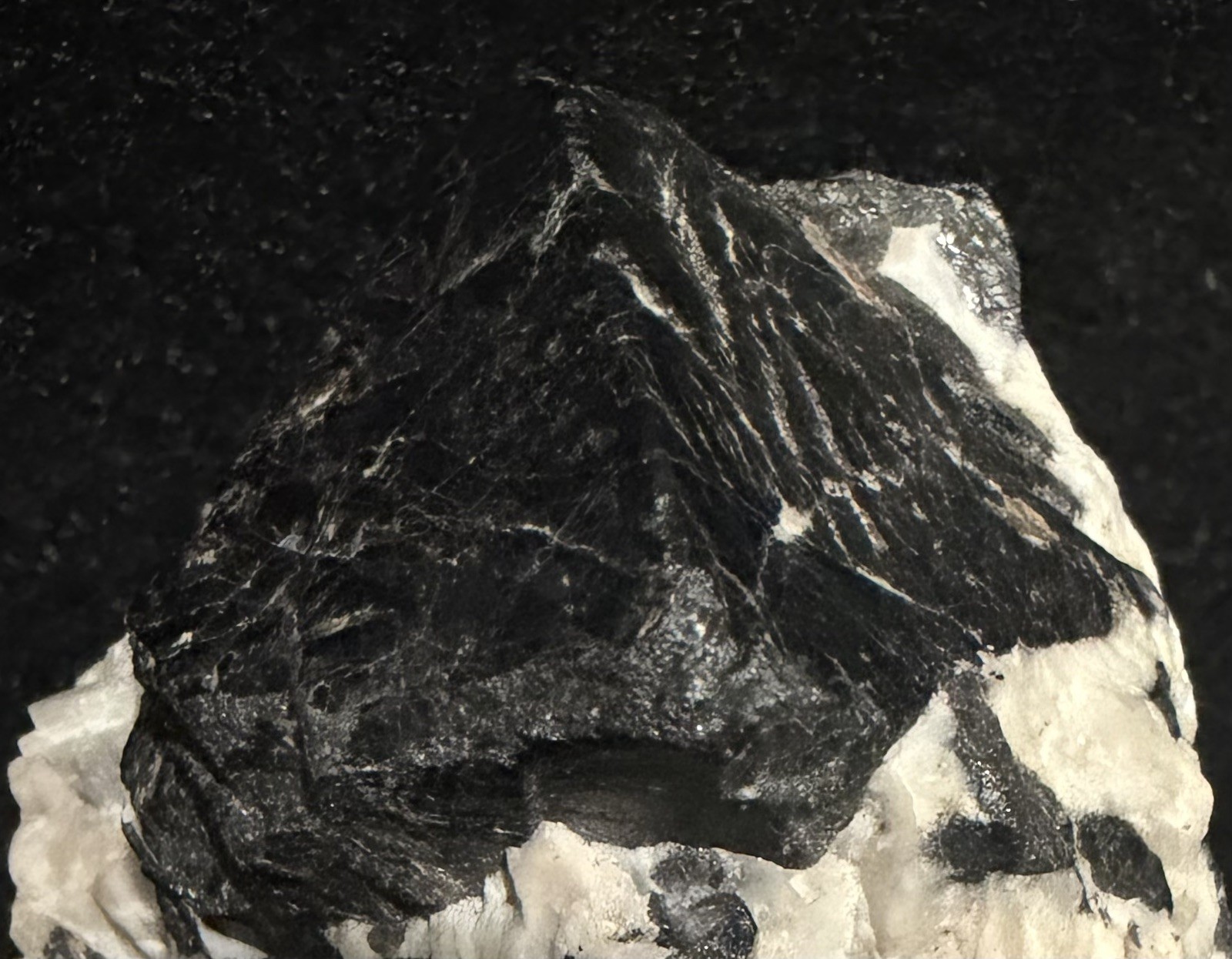 Franklinite crystal in Fluorescent Red Calcite with Willemite From Franklin,Nj