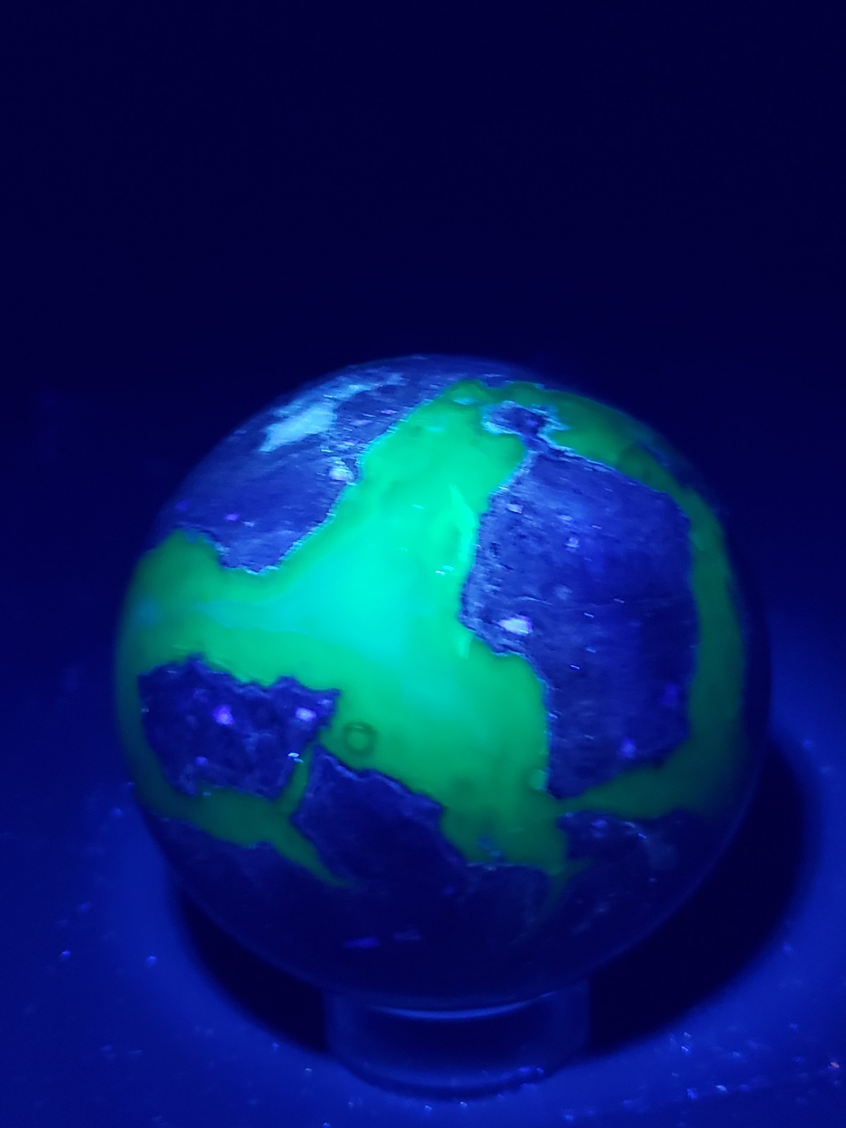 2.85″ Football Agate Volcanic Sphere Ball Orb Stunning Green UV, 526g or 1.2 lbs