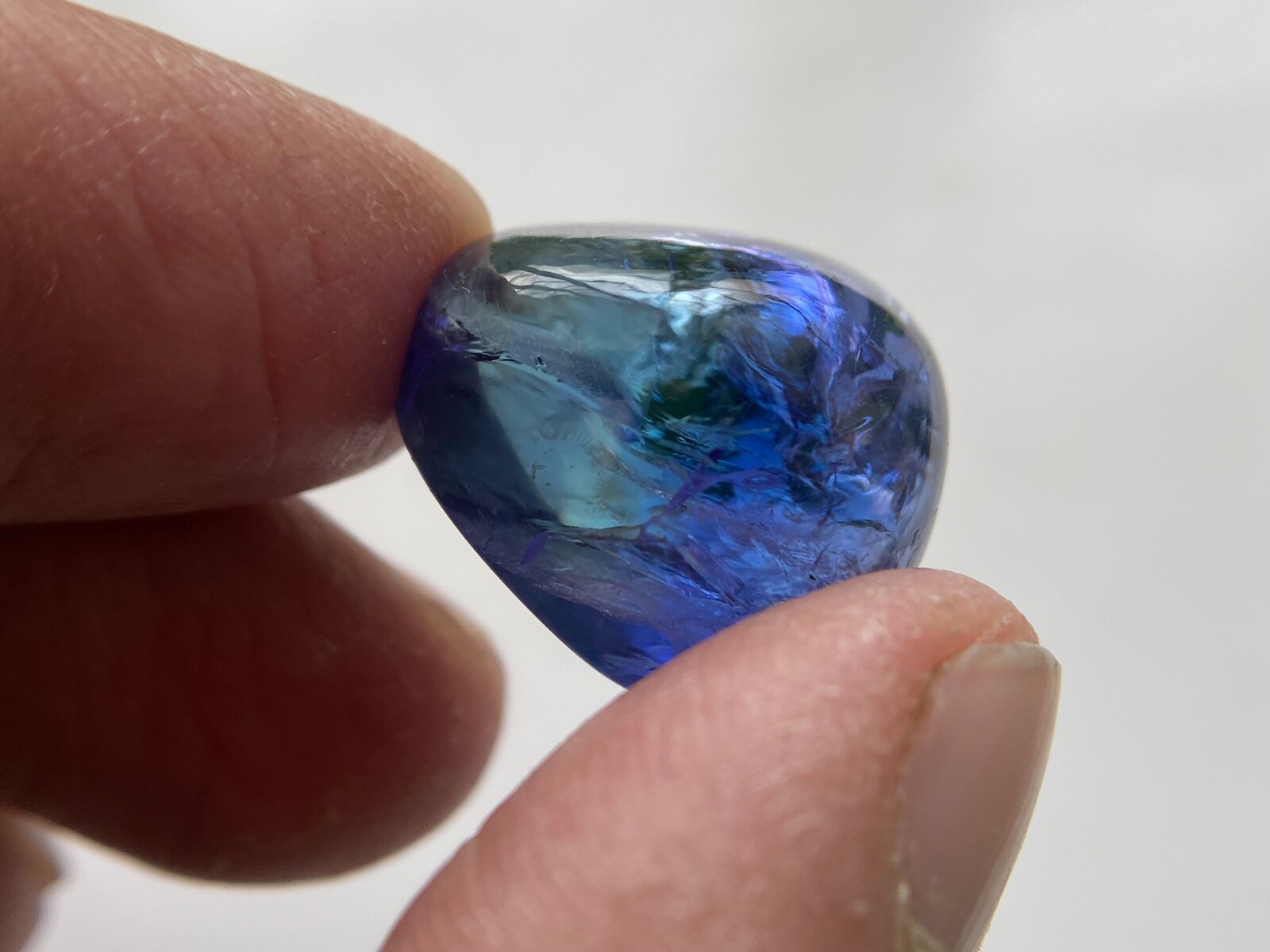 Pleochoric Natural Tanzanite Tumble Polished Bi Color 40 Carats 20x18x14mm