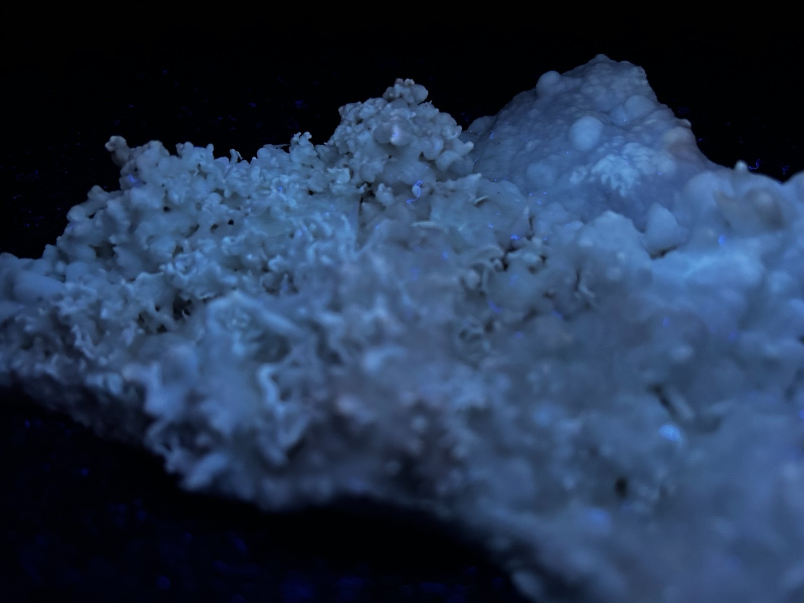KB: BRIGHT! FL. BLUE/WHITE & YELLOW/WH SW & LW ARAGONITE (FLOS FERRI), AUSTRIA