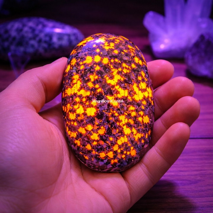 High Quality Yooperlite Glowing Palm Stone UV Reactive Healing Crystal Gemstone